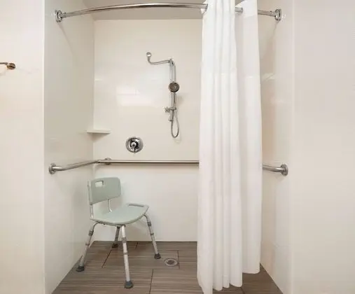 Oda, 1 En Büyük (King) Boy Yatak, Engellilere Uygun (Mobility & Hearing, Roll-in Shower)