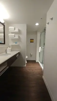 Oda, 2 Büyük (Queen) Boy Yatak, Engellilere Uygun (Hearing, Shower Only)