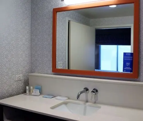 Oda, 1 En Büyük (King) Boy Yatak, Engellilere Uygun (Mobility & Hearing, Roll-in Shower)