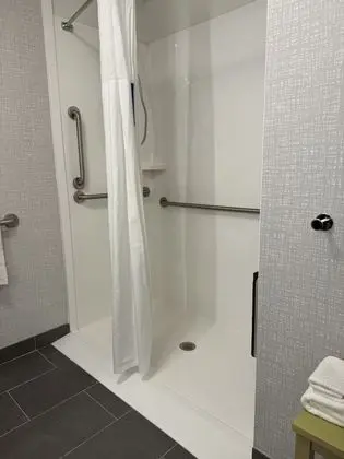 Oda, 1 En Büyük (King) Boy Yatak, Engellilere Uygun (Mobility & Hearing, Roll-in Shower)