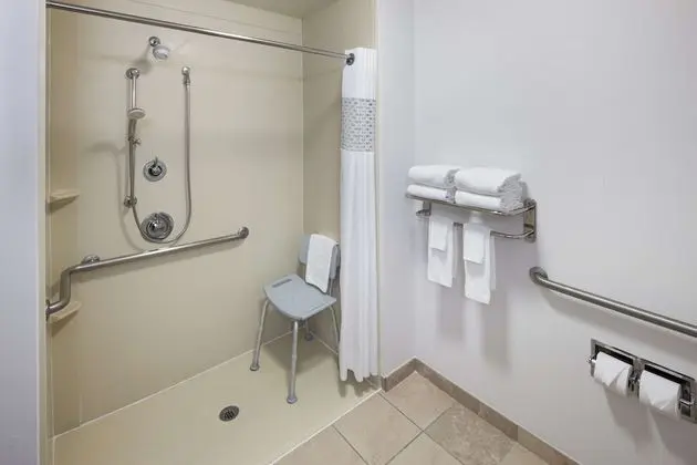 Oda, 2 Büyük (Queen) Boy Yatak, Engellilere Uygun (Mobility & Hearing, Roll-in Shower)