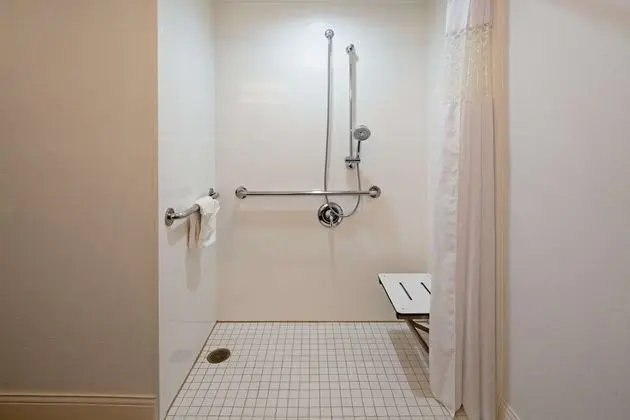 Oda, 1 En Büyük (King) Boy Yatak, Engellilere Uygun (Mobility & Hearing, Roll-in Shower)