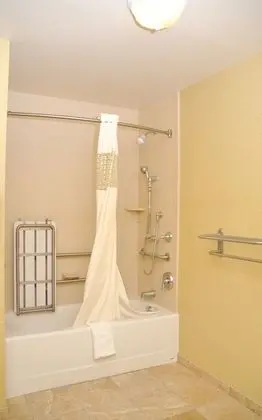 Oda, 2 Büyük (Queen) Boy Yatak, Engellilere Uygun, Küvet (Mobility & Hearing)