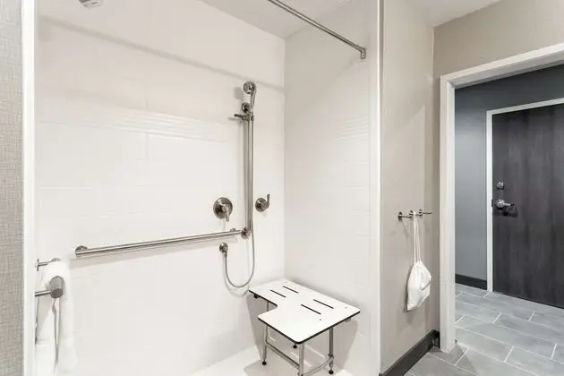 Oda, 1 En Büyük (King) Boy Yatak, Engellilere Uygun, Buzdolabı ve Mikrodalga (Roll-In Shower)