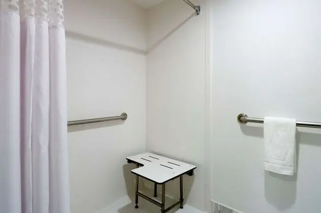 Oda, 1 En Büyük (King) Boy Yatak, Engellilere Uygun (Mobility & Hearing, Roll-In Shower)