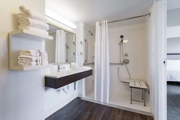 Süit, Engellilere Uygun (Roll-In Shower)