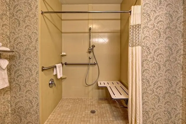 Oda, 1 En Büyük (King) Boy Yatak, Engellilere Uygun, Sigara İçilmez