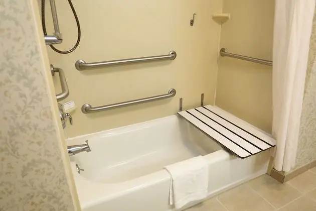 Oda, 2 Büyük (Queen) Boy Yatak, Engellilere Uygun, Sigara İçilmez