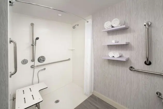Oda, 1 En Büyük (King) Boy Yatak, Engellilere Uygun (Mobility & Hearing, Roll-in Shower)