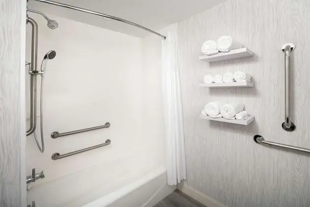 Oda, 2 Büyük (Queen) Boy Yatak, Engellilere Uygun (Mobility & Hearing, Roll-in Shower)