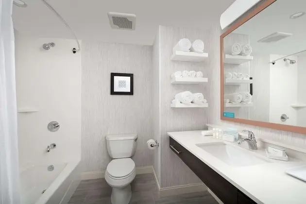 Oda, 2 Büyük (Queen) Boy Yatak, Engellilere Uygun (Mobility & Hearing, Roll-in Shower)