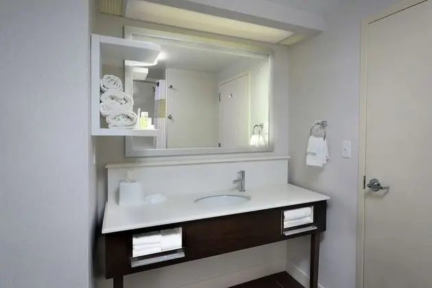 Oda, 1 En Büyük (King) Boy Yatak, Engellilere Uygun (Roll-in Shower)