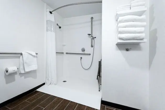 Oda, 1 En Büyük (King) Boy Yatak, Engellilere Uygun (Mobility & Hearing, Roll-in Shower)
