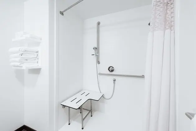 Oda, 1 En Büyük (King) Boy Yatak, Engellilere Uygun (Mobility & Hearing, Roll-in Shower)
