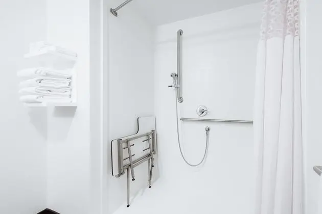 Oda, 1 En Büyük (King) Boy Yatak, Engellilere Uygun (Mobility & Hearing, Roll-in Shower)