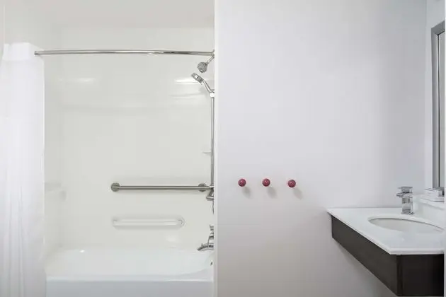 Oda, 1 En Büyük (King) Boy Yatak, Engellilere Uygun, Küvet (Pool View)