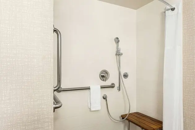 Oda, 1 En Büyük (King) Boy Yatak, Engellilere Uygun (Mobility & Hearing, Roll-in Shower)