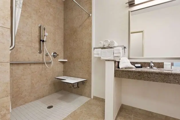 Oda, 1 En Büyük (King) Boy Yatak, Engellilere Uygun (Roll-In Shower)