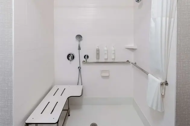 Oda, 1 En Büyük (King) Boy Yatak, Engellilere Uygun (Roll-In Shower)