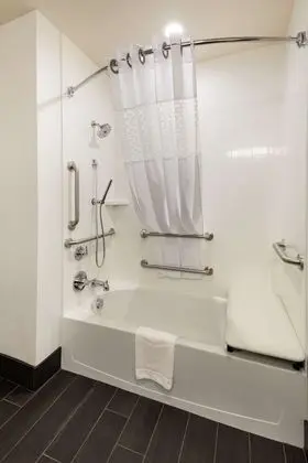 Oda, 2 Büyük (Queen) Boy Yatak, Engellilere Uygun, Sigara İçilmez