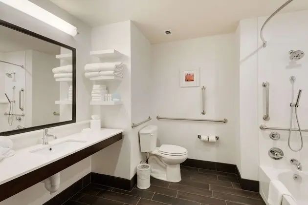 Oda, 2 Büyük (Queen) Boy Yatak, Engellilere Uygun, Sigara İçilmez