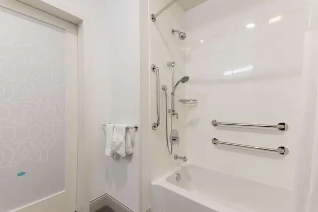 Oda, 1 En Büyük (King) Boy Yatak, Engellilere Uygun, Küvet