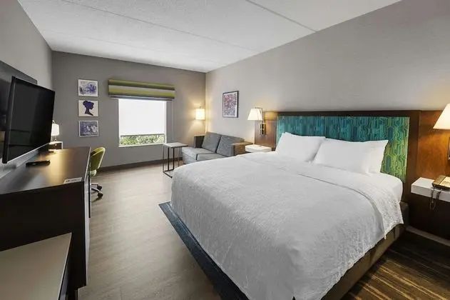 1 King bed study w/ Chaise lounge non smoking