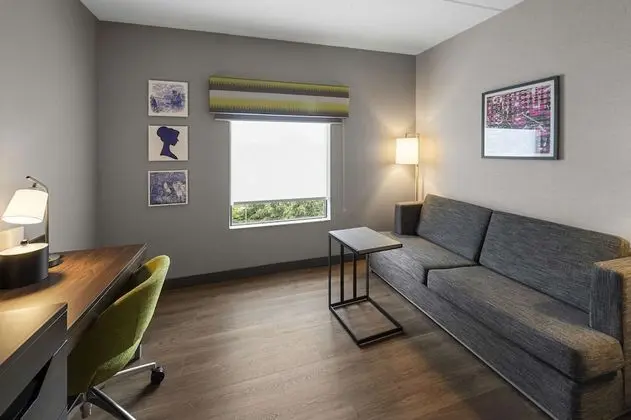 1 King bed study w/ Chaise lounge non smoking