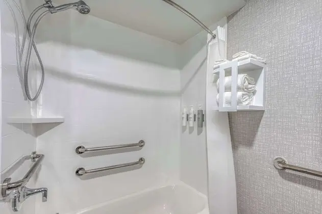 Oda, 1 En Büyük (King) Boy Yatak, Engellilere Uygun, Küvet