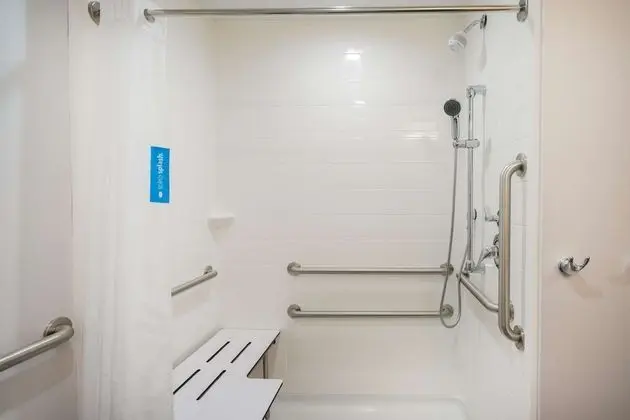 Oda, 1 En Büyük (King) Boy Yatak, Engellilere Uygun (Mobility & Hearing, Roll-In Shower)