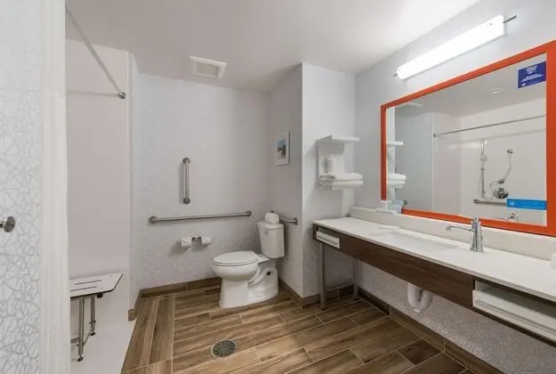 Oda, 1 En Büyük (King) Boy Yatak, Engellilere Uygun, Küvet