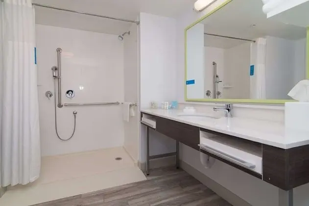 Oda, 2 Büyük (Queen) Boy Yatak, Engellilere Uygun (Mobility & Hearing, Roll-in Shower)
