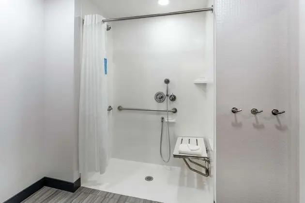 Oda, 1 En Büyük (King) Boy Yatak, Engellilere Uygun, Buzdolabı ve Mikrodalga (Roll-In Shower)
