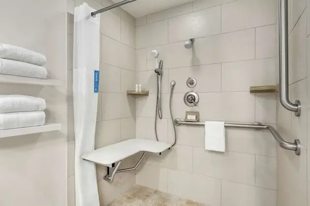 Oda, 1 Büyük (Queen) Boy Yatak, Engellilere Uygun, Sigara İçilmez (Roll in shower)