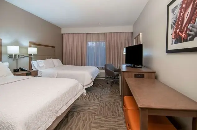 Oda, 2 Büyük (Queen) Boy Yatak, Buzdolabı ve Mikrodalga