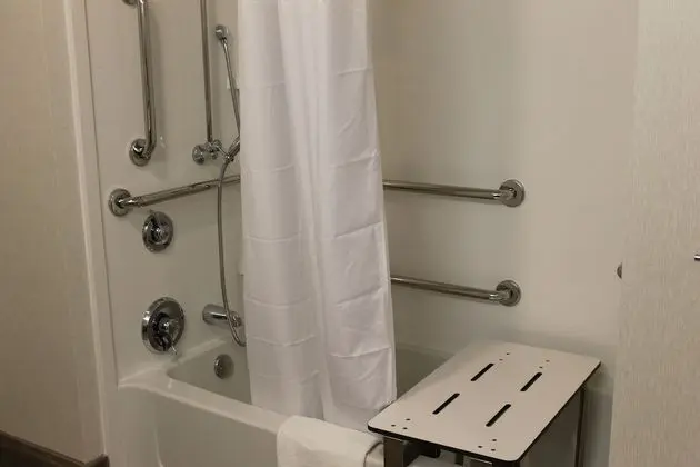 Oda, 2 Büyük (Queen) Boy Yatak, Engellilere Uygun (Roll In Shower)