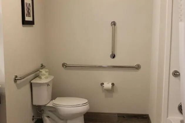 Oda, 2 Büyük (Queen) Boy Yatak, Engellilere Uygun (Roll In Shower)