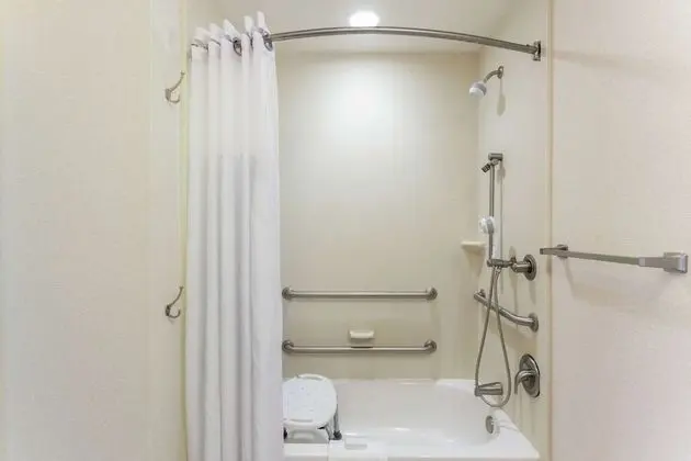 Oda, 2 Büyük (Queen) Boy Yatak, Engellilere Uygun, Sigara İçilmez