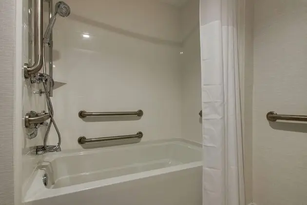 Oda, 2 Büyük (Queen) Boy Yatak, Engellilere Uygun, Sigara İçilmez (Bathtub)