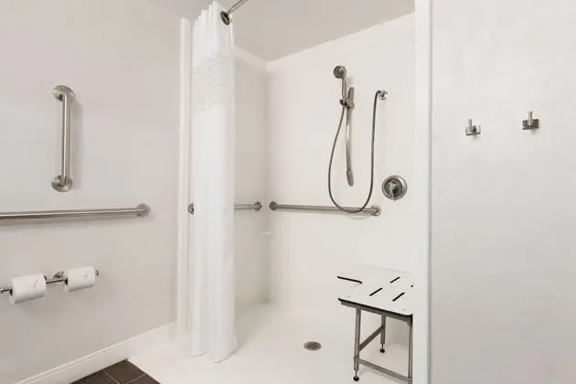 Oda, 2 Büyük (Queen) Boy Yatak, Engellilere Uygun (Mobility & Hearing, Roll-in Shower)