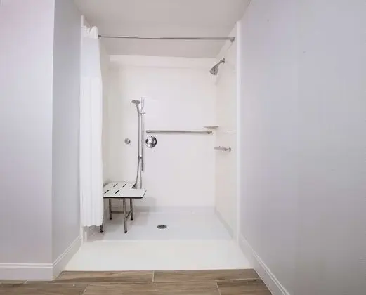 Oda, 1 En Büyük (King) Boy Yatak, Engellilere Uygun (Roll-In Shower)
