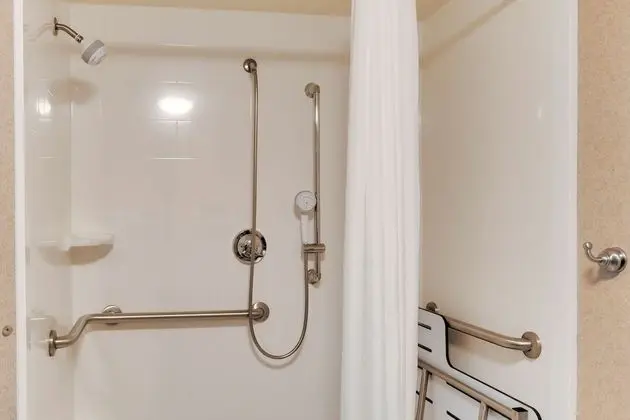 Oda, 1 Büyük (Queen) Boy Yatak, Engellilere Uygun, Sigara İçilmez (Roll-In Shower)