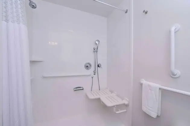 Oda, 1 En Büyük (King) Boy Yatak, Engellilere Uygun (Mobility & Hearing, Roll-in Shower)