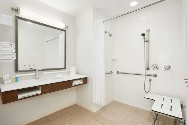 Oda, 2 Büyük (Queen) Boy Yatak, Engellilere Uygun, Sigara İçilmez (Roll-in Shower)