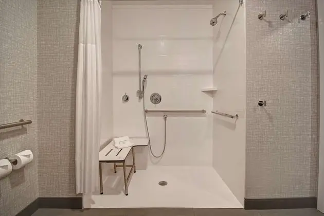 Oda, 1 En Büyük (King) Boy Yatak, Engellilere Uygun, Sigara İçilmez (Roll-In Shower)