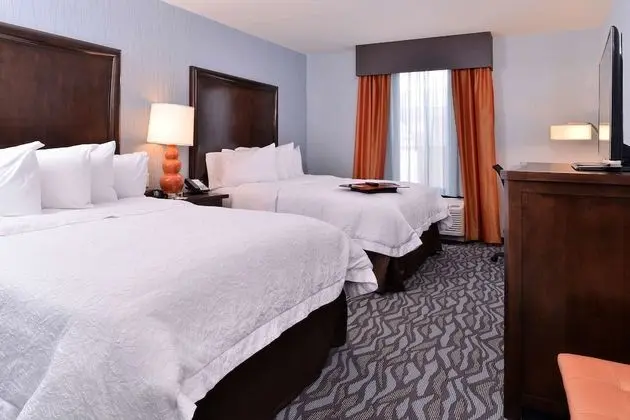 Oda, 2 Büyük (Queen) Boy Yatak, Buzdolabı ve Mikrodalga