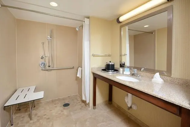 Oda, 2 Büyük (Queen) Boy Yatak, Engellilere Uygun (Mobility & Hearing, Roll-in Shower)