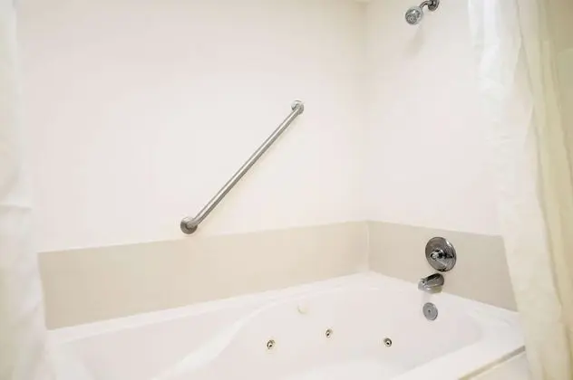Classic Oda, 1 En Büyük (King) Boy Yatak, Engellilere Uygun, Küvet (Mobility Room - Tub)