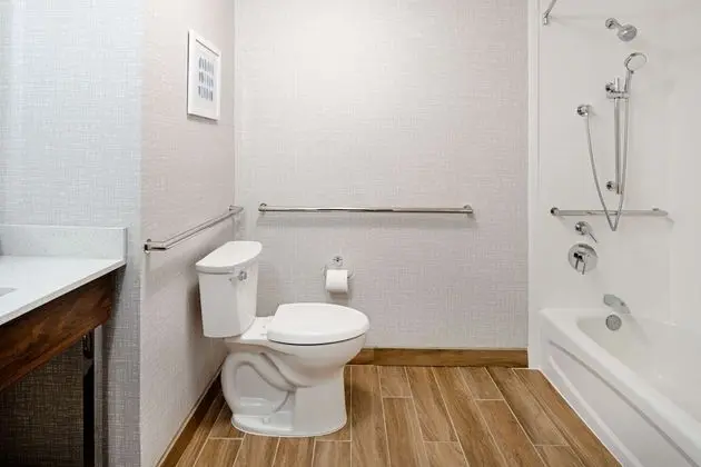 Classic Oda, 1 En Büyük (King) Boy Yatak, Engellilere Uygun, Küvet (Mobility Room - Tub)