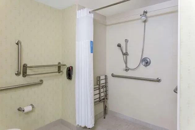 Classic Oda, 2 Büyük (Queen) Boy Yatak, Engellilere Uygun (Roll-In Shower)